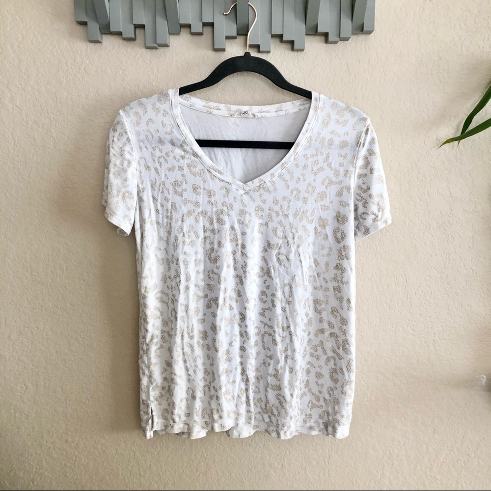 Jane and Delancey vneck tee shirt; small